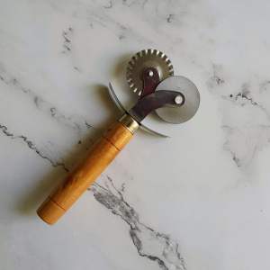 Fluted pastry cutter